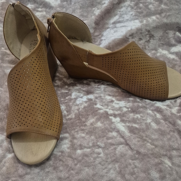 Journee Collection Women's Tan Sandals - Picture 2 of 5